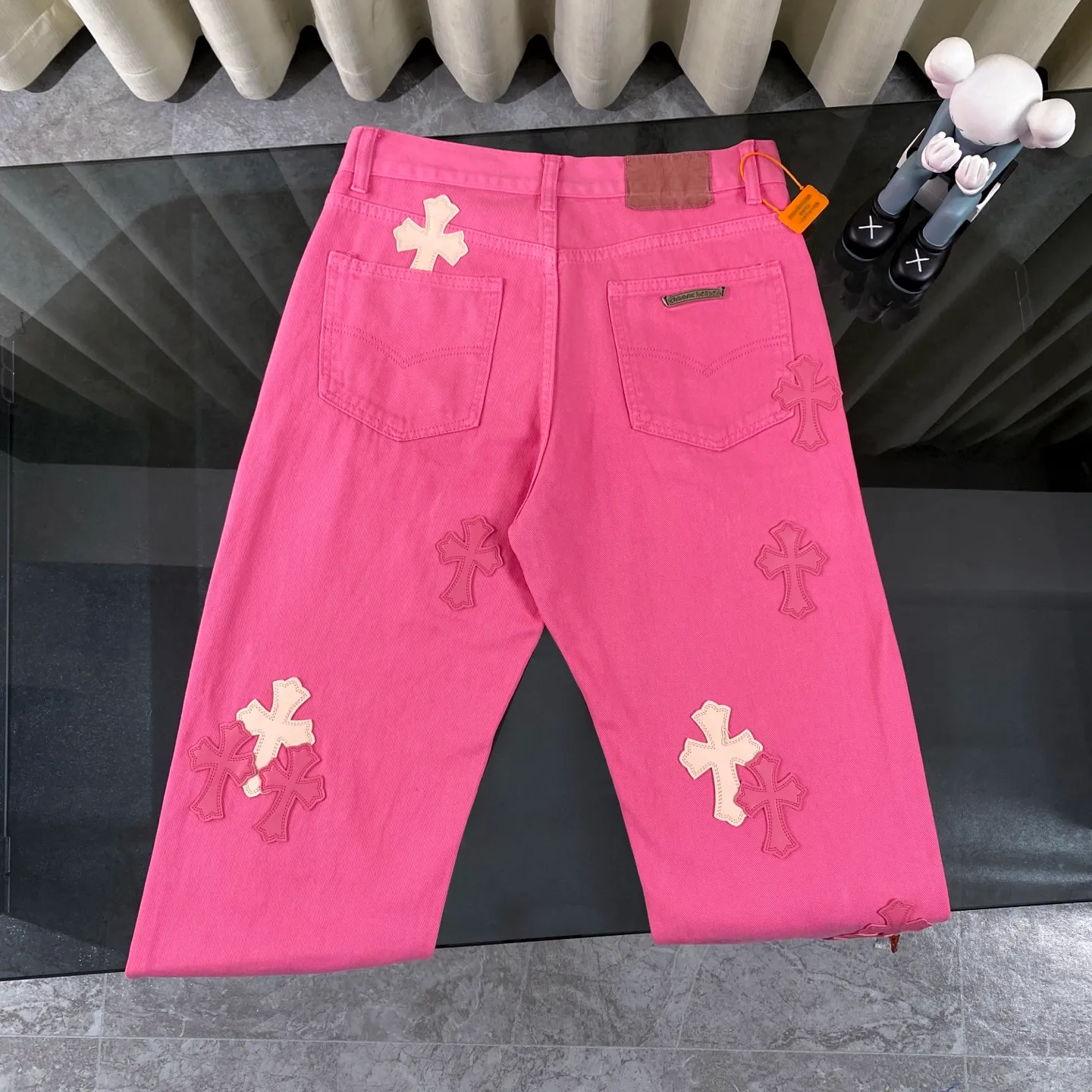 P250 chrome hearts 2025 new limited edition rose pink jeans vi Top heavy industry fashionable design] Consistent high street luxury style creation. Speaking of this style, the Zangyin family and GU family are definitely the leading representative brands. Especially the Zangyin family has really achieved a state-of-the-art effect in creating high street style. The unique washed material is used to create this style. The color system is quite eye-catching. After it is decorated with patchwork cross flowers, it cleverly highlights the charm of the brand. Secondly, this style uses classic The classic high-waist cutting design highlights the long legs and fashionable temperament of the upper body. The brand is highly recognizable and the slim fit configuration is more suitable for daily wear. It is a product that interprets personality, fashion, and specifications at a glance. This single product is enough to make any fan excited. It can be a white T-shirt for youthful preppy style, or a tight suspender for lady style. It has strong matching ability and can be easily controlled by men.  [Materials and craftsmanship] Needless to say, this point goes without saying. As an excellent craftsman brand, Zangyin’s requirements for details and craftsmanship are really perfect. The washed color of this model has gone through so many processes, not to mention the embellishment of denim appliques. It is also purely hand-made and sewn. Just like what they believe in, only hand-made things have soul and have the meaning of wear. A top-notch heavy-duty fashionable denim item, I look forward to your perfect interpretation! !  Size:28-34